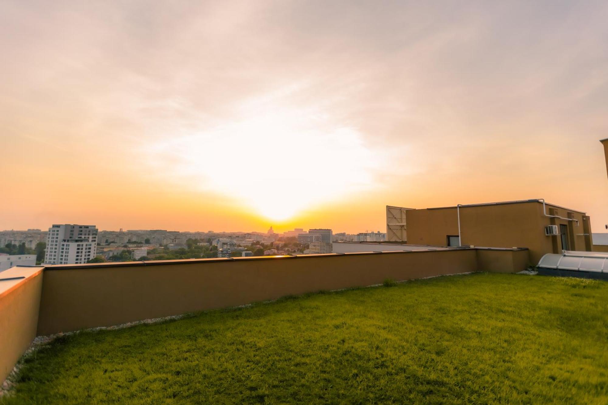 Sunset Apartment - Central Apt With Rooftop Garden Bucarest Extérieur photo